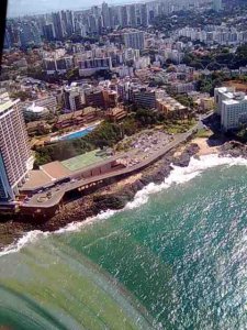 Vôo panorâmico de helicóptero em Salvador