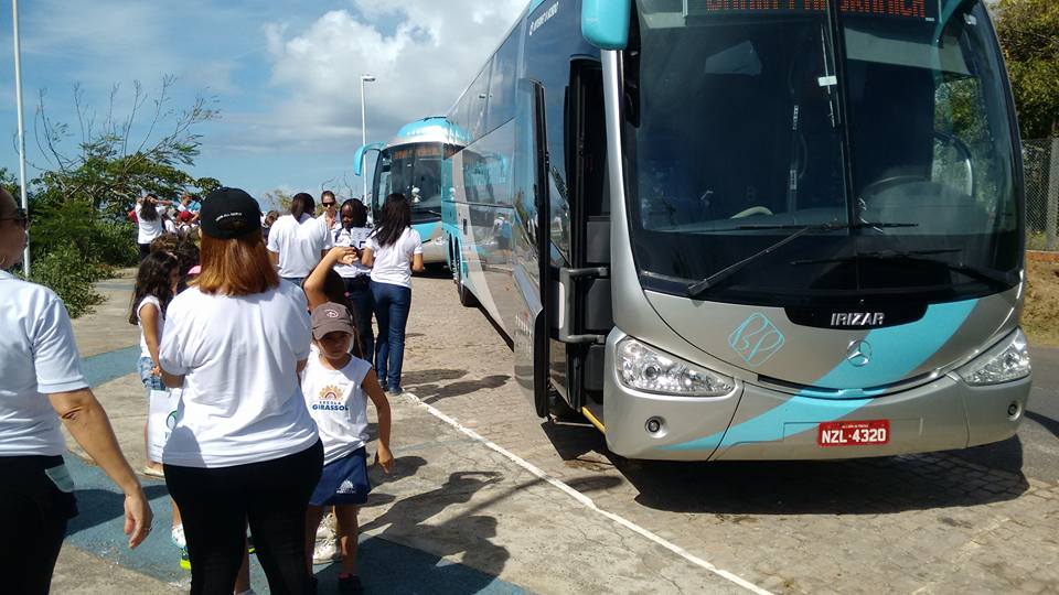 Ônibus escolar que levava alunos para zoológico em Balneário