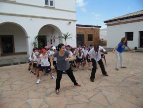 Escola Arco Iris - Tema Afro Caapoeira